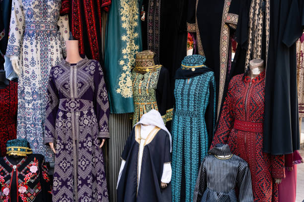 tradycyjne jordańskie sukienki abaya - abe zdjęcia i obrazy z banku zdjęć