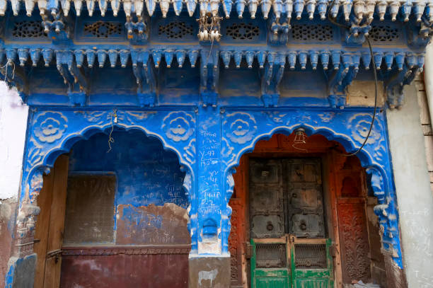 porte traditionnelle en bois et maison de couleur bleue. historiquement, les brahmanes hindous peignaient leurs maisons en bleu pour être une caste supérieure, la tradition suit. - india brahmin hinduism tourism photos et images de collection