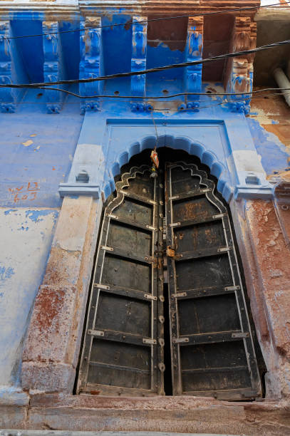 porte traditionnelle en bois et maison de couleur bleue. historiquement, les brahmanes hindous peignaient leurs maisons en bleu pour être une caste supérieure, la tradition suit. - india brahmin hinduism tourism photos et images de collection