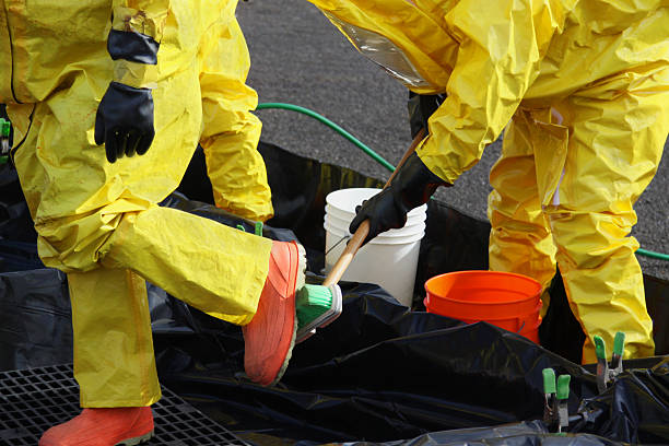 hazmat teammitglieder clean up schuh - radiation protection suit toxic waste protective suit cleaning stock-fotos und bilder