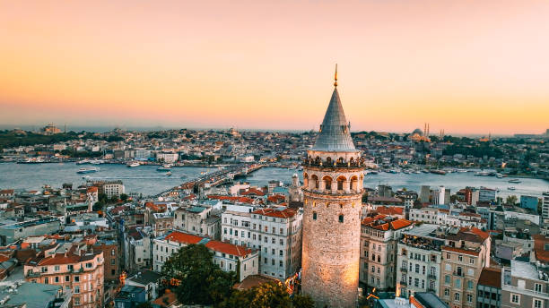 widok z lotu ptaka na zachód słońca galata tower, widok z lotu ptaka na wieżę galata i nieplanowaną urbanizację w stambule, wieża galata w stambule, fotografowanie z dronem tele obiektywem, tła stambułu - wieża galata zdjęcia i obrazy z banku zdjęć