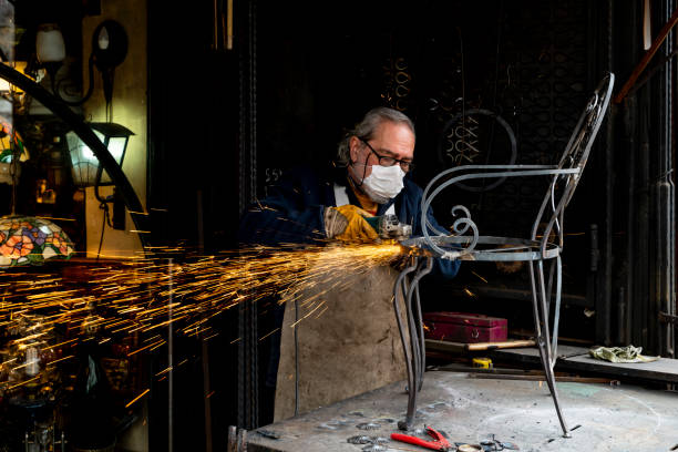 viejo herrero fotografiado trabajando - anticuario anticuado fotografías e imágenes de stock