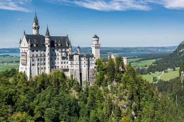 widok na zamek neuschwanstein, jeden z najbardziej znanych i kultowych zamków niemiec położony w alpach bawarskich - neuschwanstein zdjęcia i obrazy z banku zdjęć