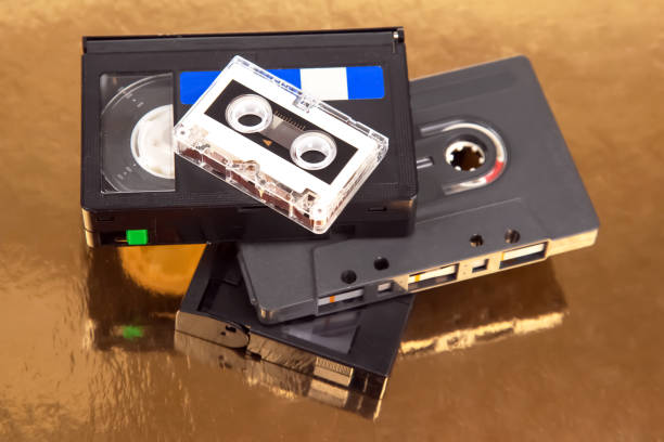 casete de audio. dispositivo para trabajar con voz y periodismo. grabación de audio analógico. - personal cassette player fotografías e imágenes de stock