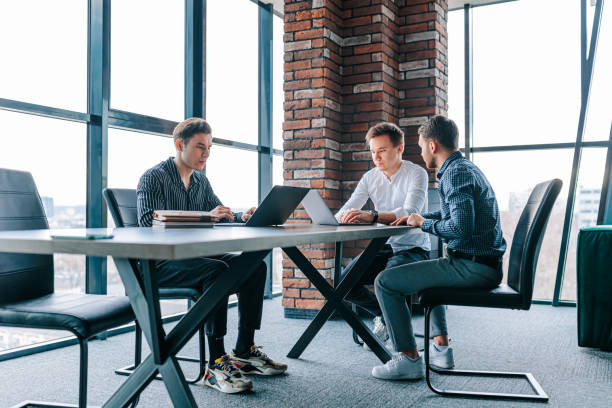 istock A male mentor leading a group of trainees through a project on their laptops 1480878840