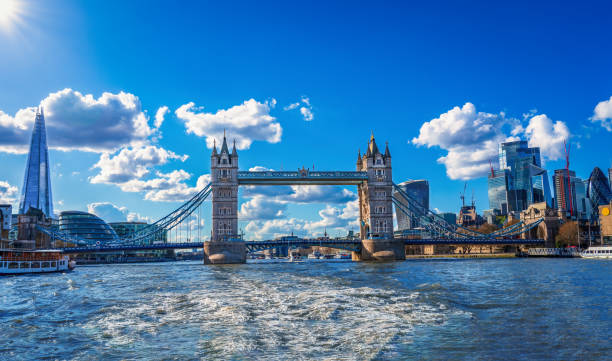 tower bridge in london, england - thames river imagens e fotografias de stock