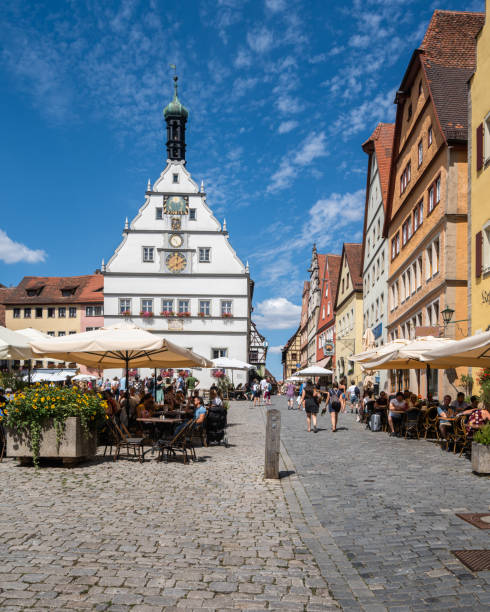 zentraler platz von rothenburg ob der tauber mit dem historischen rathaus und dem uhrturm, bayern, deutschland - rothenburg old town travel tourism stock-fotos und bilder