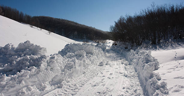 冬 road - clear sky diagonal snow winter ストックフォトと画像