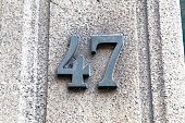 47-ziffern-aus-stahlguss-die-an-einem-gr