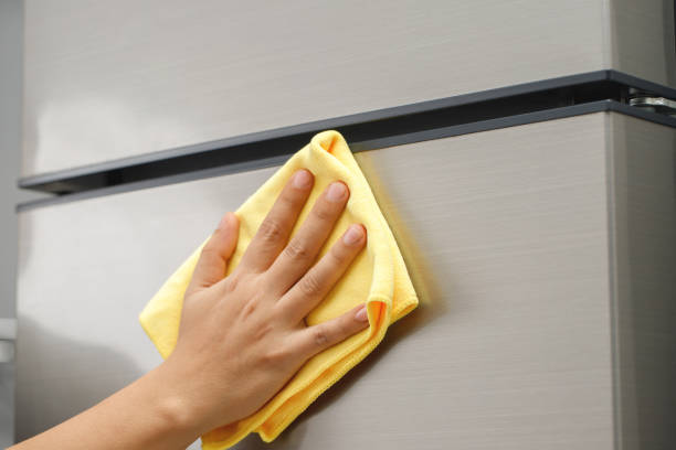 istock Employees use a cloth to clean the refrigerator. 1480900905