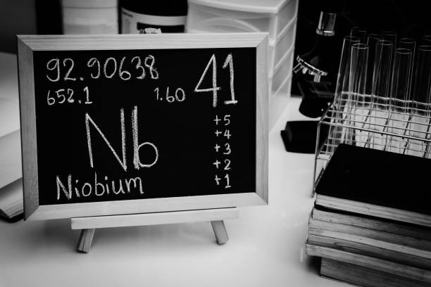 niobio y símbolo fórmula estructural química en la pizarra - niobium fotografías e imágenes de stock