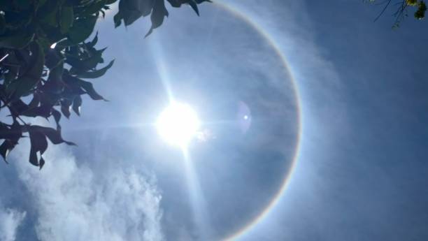 foto do sol cercado por um arco-íris completo - white sand day rainbow tree - fotografias e filmes do acervo