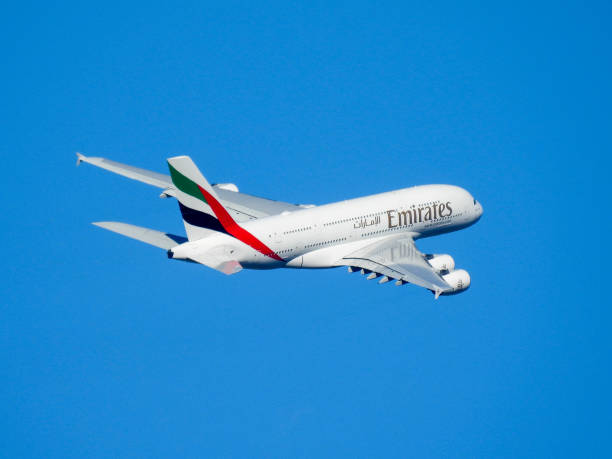 a380 de emirates en el aire - flag of the emirates fotografías e imágenes de stock