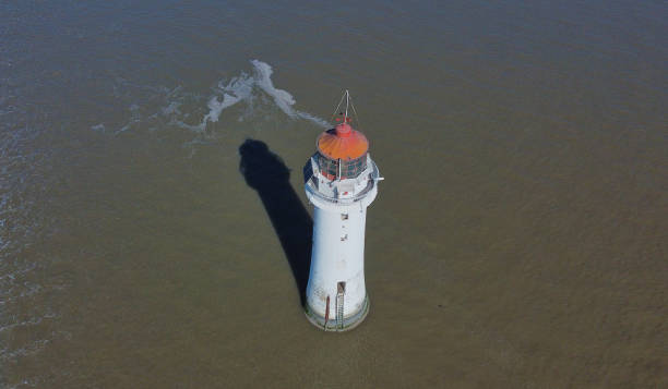 luftaufnahme des leuchtturms am fort perch rock, new brighton, wallasey, wirral, england, großbritannien - perch rock lighthouse stock-fotos und bilder