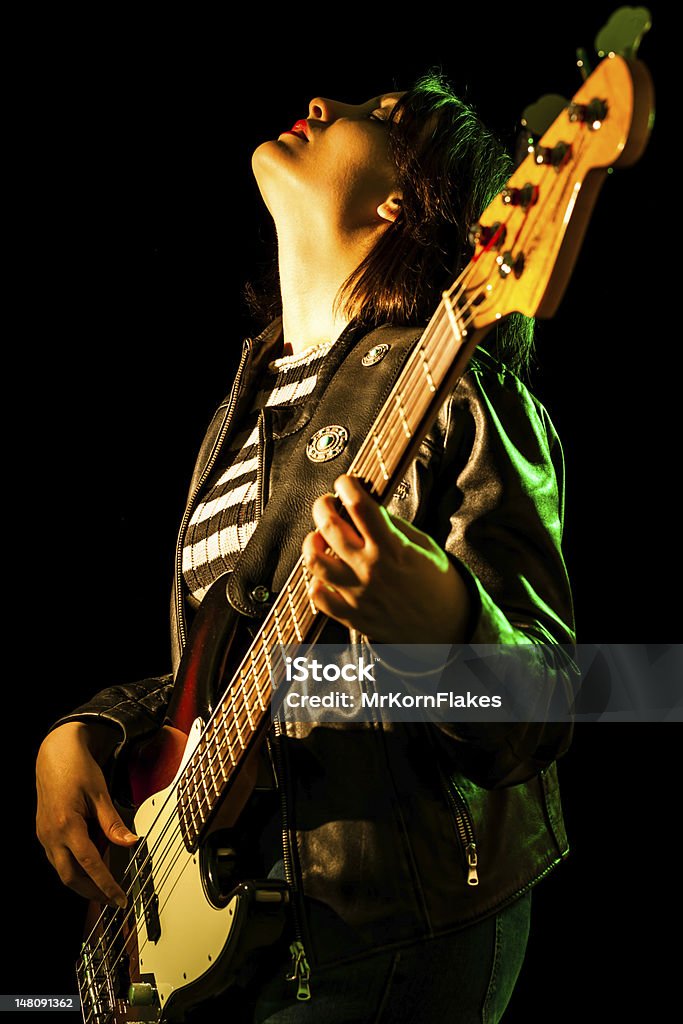 Donna suona Bass - Foto stock royalty-free di Colore nero