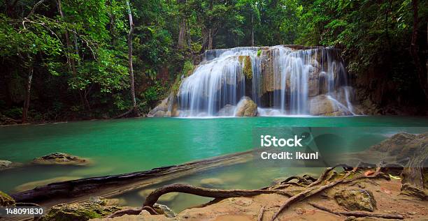 Foto de Panorâmica Das Cataratas De Erawan Kanchanaburi Tailândia e mais fotos de stock de Beleza natural - Natureza
