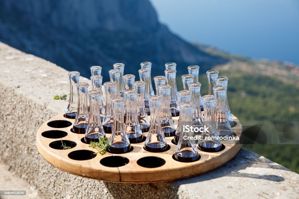 スリヴォヴィッツクルスコヴァツラキヤなどのクロアチアのフルーティーな飲み物が添えられた木製プレートはダルマチア南部の夏に屋外で提供されます典型