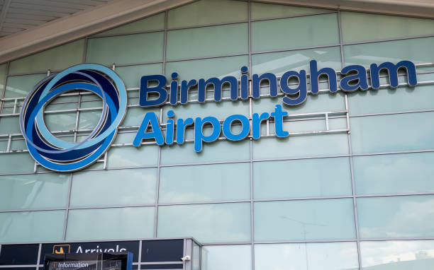 バーミンガム空港ビルの名前の看板とファサード。 - air transport building ストックフォトと画像