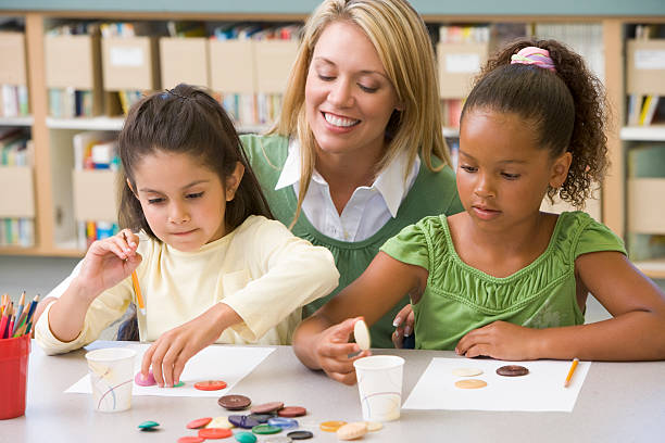 детские учитель с учащимися, сидя в художественный класс - teacher child preschool mathematics стоковые фото и изображения