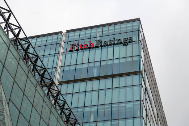 las oficinas y señalización de la agencia de calificación estadounidense fitch ratings en canary wharf. - famous place london england built structure business fotografías e imágenes de stock