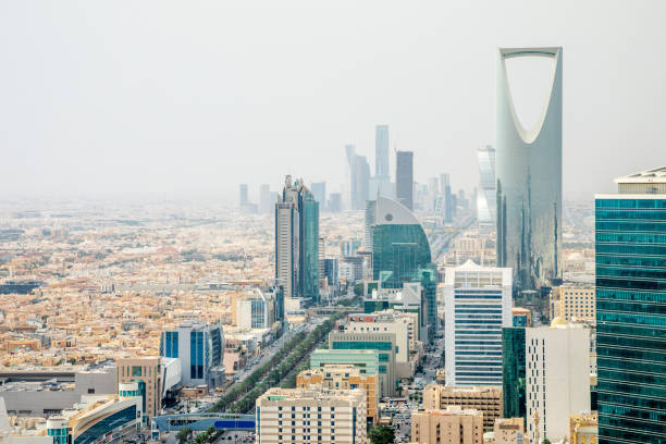 panorama aérien du centre-ville de la ville de riyad, al riyadh, arabie saoudite - saudi arabia riyadh arabia tower photos et images de collection