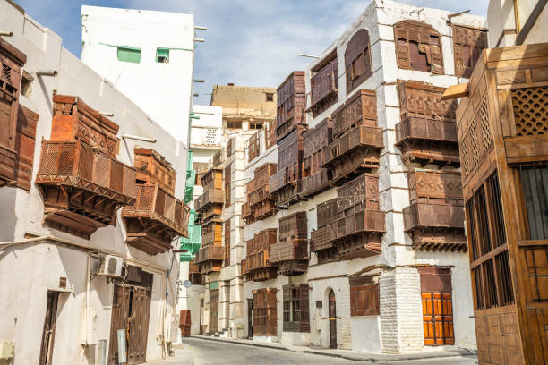 vieille ville d’al-balad avec maisons musulmanes traditionnelles avec fenêtres et balcons en bois, djeddah, arabie saoudite - jiddah photos et images de collection