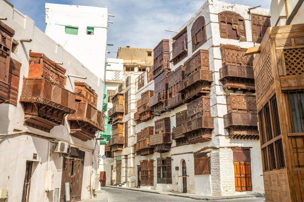 木製の窓とバルコニーのある伝統的なイスラム教徒の家があるアルバラド旧市街、ジェッダ、サウジアラビア - jiddah ストックフォトと画像