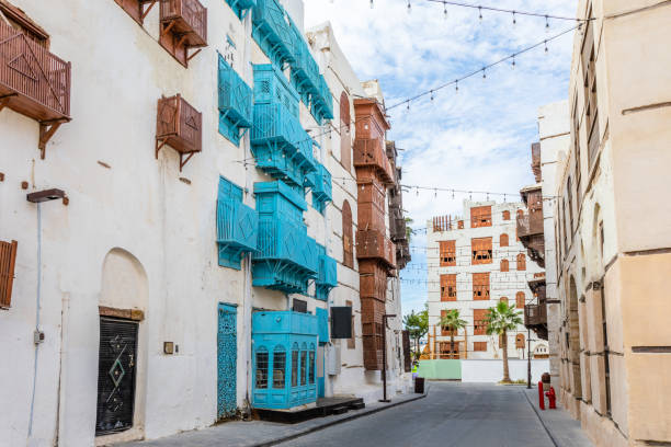 vieille ville d’al-balad avec maisons musulmanes traditionnelles avec fenêtres et balcons en bois, djeddah, arabie saoudite - jiddah photos et images de collection