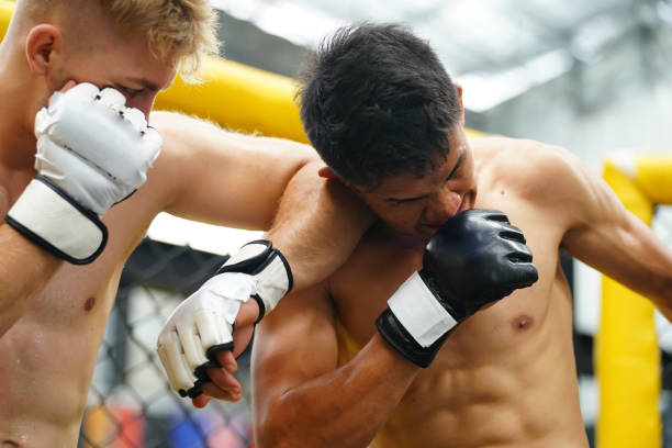 art martial mixte, un coude puissant qui frappe le visage ou la tête de l’adversaire. causer à l’adversaire des blessures cassées, des saignements, peut perdre à cause d’une blessure mortelle - sport art muay thai martial photos et images de collection