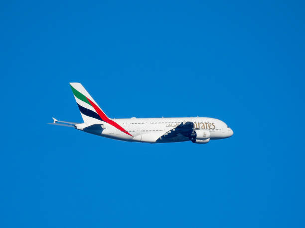 emirates a380 blue sky - flag of the emirates fotografías e imágenes de stock