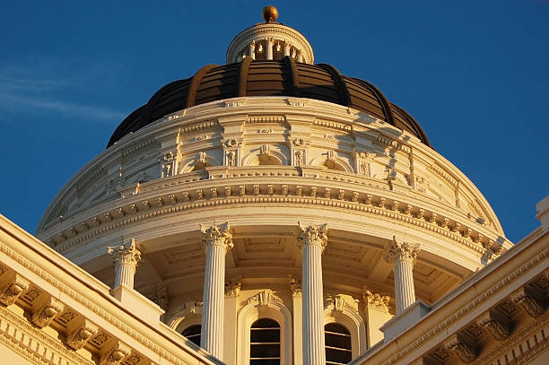 california capitol ao anoitecer - building exterior sacramento county california state capitol building - fotografias e filmes do acervo