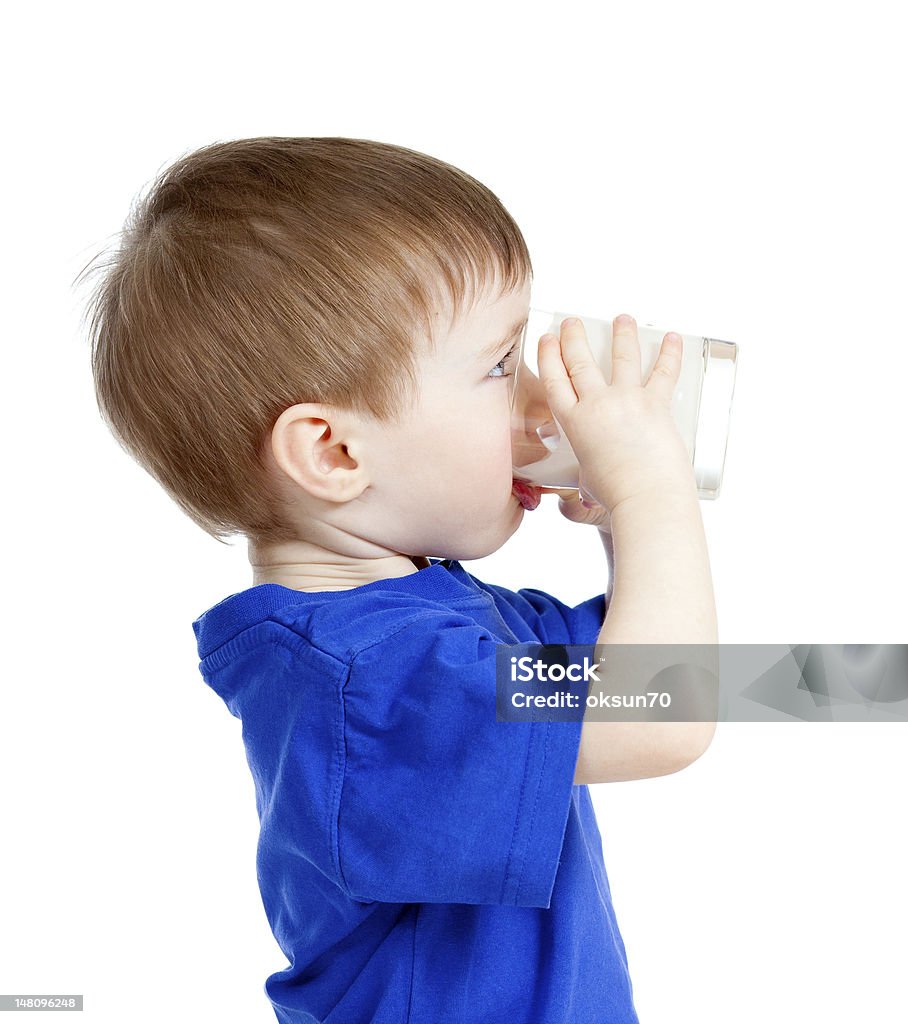 Pequena criança beber iogurte ou kefir de sobre fundo branco - Royalty-free Azul Foto de stock