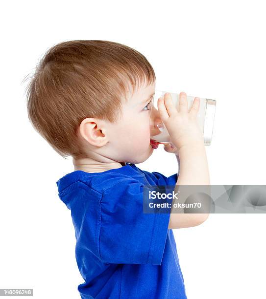 Pequena Criança Beber Iogurte Ou Kefir De Sobre Fundo Branco - Fotografias de stock e mais imagens de Azul