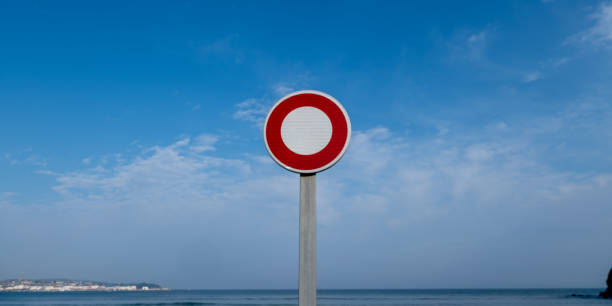 istock Sea forbidden to all vehicles 1480967283