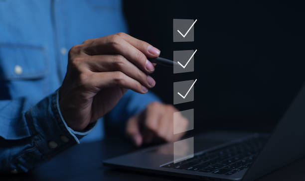 Businessman using computer doing online checklist survey. Business performance checklist, filling out digital form checklist, take an assessment, questionnaire, evaluation, online survey, online exam. empresario que usa la computadora haciendo una encuesta de lista de verificación en línea. lista de verificación de rendimiento empresarial, completar la lista de verificación del formulario digital, realizar una evaluación, cuestionario, evaluación,
