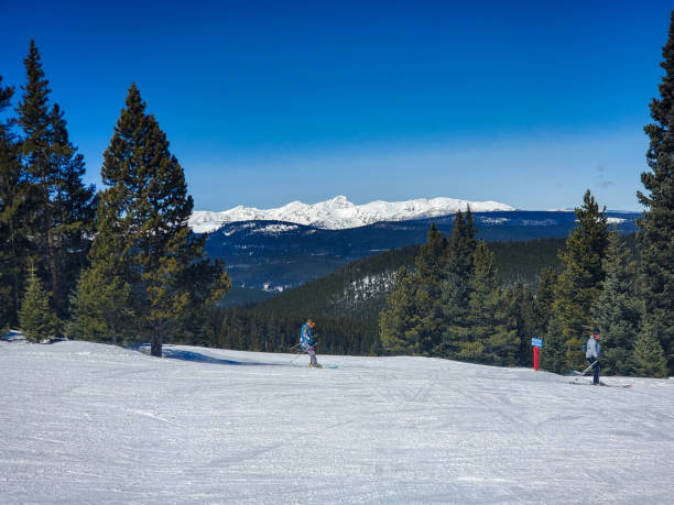 esquiadores en pistas abiertas. estación de esquí ski cooper, colorado. - skiing colorado sawatch range usa fotografías e imágenes de stock