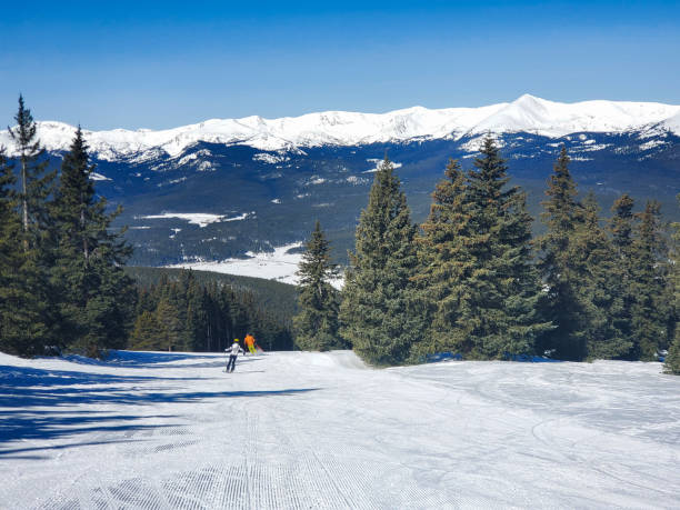 esquiadores en pistas abiertas. estación de esquí ski cooper, colorado. - skiing colorado sawatch range usa fotografías e imágenes de stock