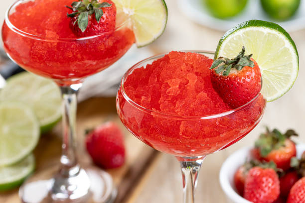 gefrorener erdbeer-daiquiri-cocktail mit erdbeeren und limette - strawberry daiquiri stock-fotos und bilder