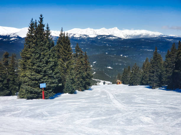 amplia pista de esquí abierta y preparada sin gente, estación de esquí ski cooper, colorado. - skiing colorado sawatch range usa fotografías e imágenes de stock