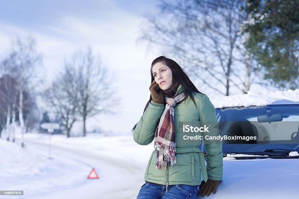 Awaria samochodu zimą-kobieta wołanie o pomoc - Zbiór zdjęć royalty-free (Awaria samochodu)