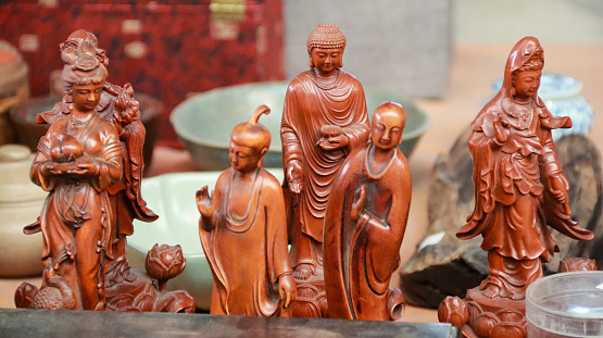 Buddha statues and other miscellaneous items are sold together in the flea market