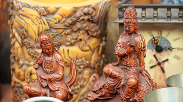Buddha statues and other miscellaneous items are sold together in the flea market