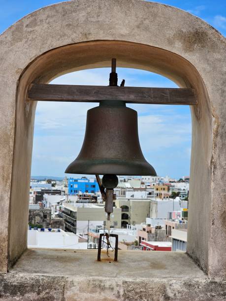 벨과 올드 산후안 전망 - castillo de san cristobal 뉴스 사진 이미지