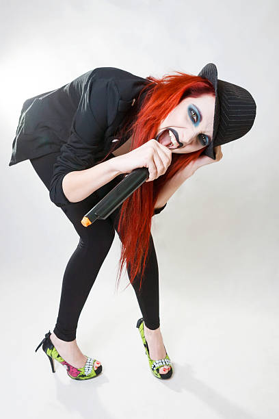 выразительный готический женщина с художественного м�акияжа - pierced punk goth teenager стоковые фото и изображения