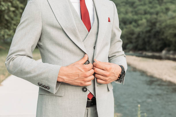 jeune adolescent dans son costume gris. pas de visage, gros plan, torse - suit necktie close up gray photos et images de collection