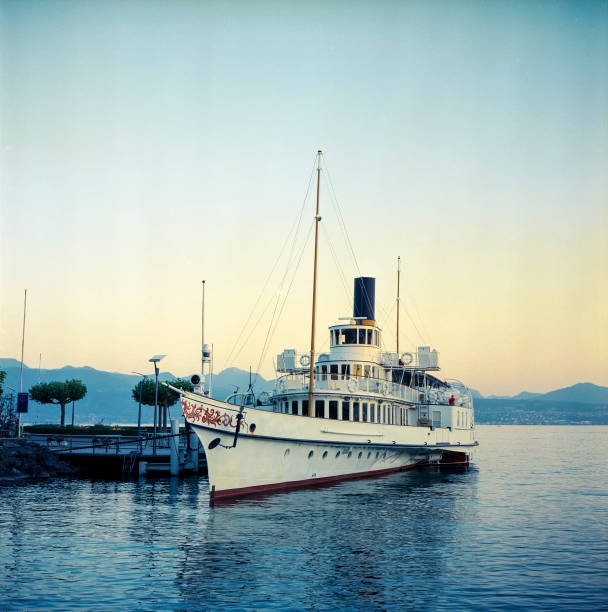 스위스 로잔 정박지에 정박한 오래된 증기선, 아날로그 컬러 필름 기법으로 촬영 - cruise ship swiss flag cruise europe 뉴스 사진 이미지