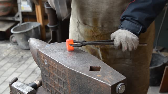 Forging handmade blabe of the knife in Black smith. HD video