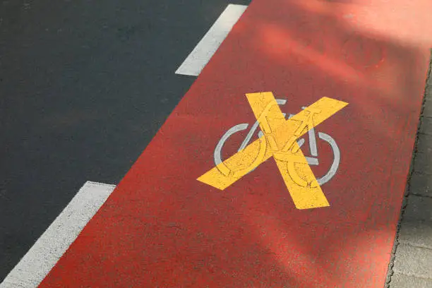 Strikethrough bicycle symbol on a bicycle lane along a road in Cologne