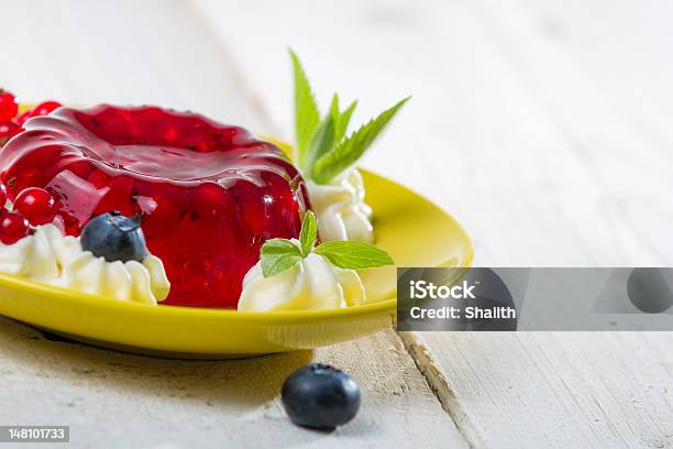 Plano Aproximado De Um Vermelho Jelly Com Frutas - Fotografias de stock e mais imagens de Batido - Modo de Preparação de Comida - Batido - Modo de Preparação de Comida, Branco, Comida