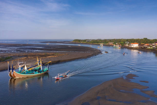 barcos de pesca em perancak em bali ocidental na indonésia - indonesia bali fishing boat indian ocean - fotografias e filmes do acervo